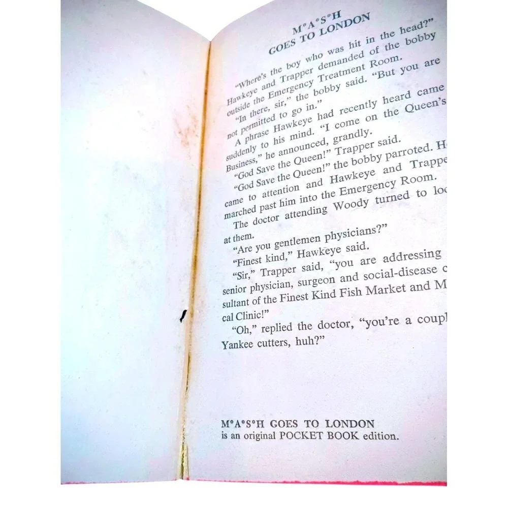 MASH Goes to London Richard Hooker William Butterworth 1975 Pocket Book Vintage‎